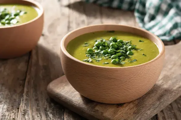 Velouté de courge et pois cassés au jambon croustillant